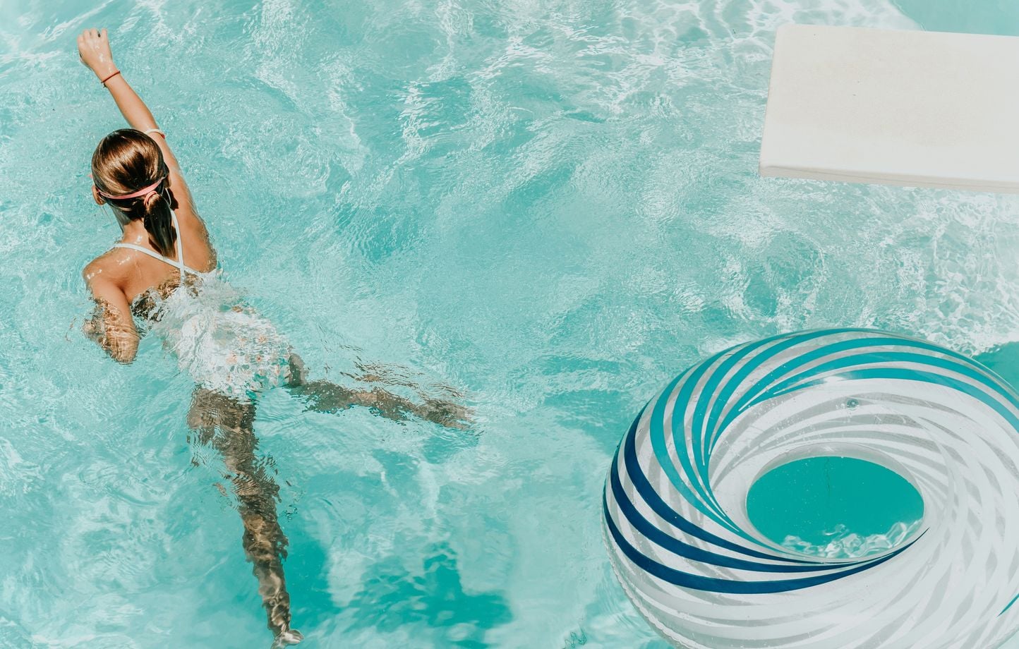 Microorganismos, sustancias químicas… Lo que (de verdad) nada contigo en la piscina Microorganismos, sustancias químicas… Lo que (de verdad) nada contigo en la piscina